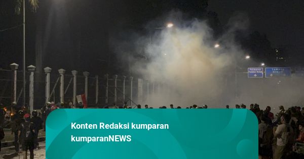 Update Demo di DPR: Massa Mulai Terurai, tapi Masih Ada yang Coba Bobol Pagar