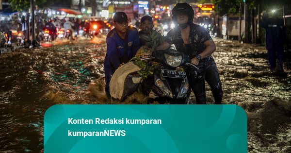 Foto: Imbas Dinding Bantaran Kali Baru Jebol, Air Meluap ke Jalan Raya Bogor