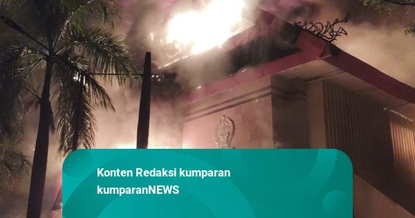 Massa Demo di Makassar Kini Bakar Gedung DPRD Sulsel