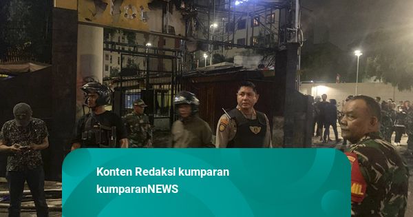 Massa Serang Polsek Jatinegara Jakarta Timur, 2 Motor Polisi Dibakar