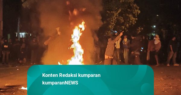 Demo di Depan Mapolres Indramayu Ricuh, Massa Bakar Water Barrier