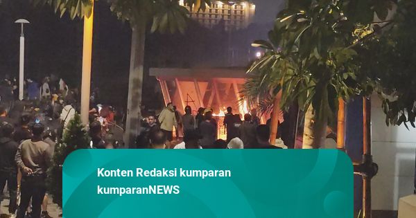 Massa Coba Bakar Stasiun MRT Istora Mandiri, Besi-besi Dicabut