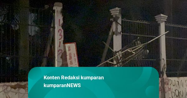 Situasi Gedung DPR Masih Panas hingga Dini Hari, Satu Pagar Dijebol Massa Lagi