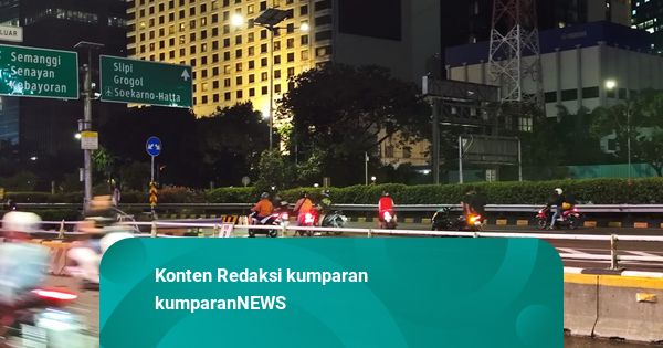 Tol Semanggi Ditutup, Pemotor Malah Bebas Masuk hingga Lawan Arah