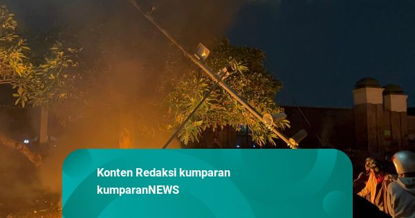 Massa Bakar dan Robohkan Tiang ETLE di Depan Gedung DPR