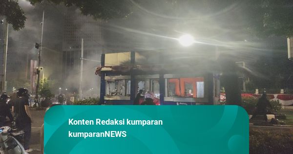Pos Polisi di Dekat Patung Pemuda Membangun, Bundaran Senayan, Dibakar Massa