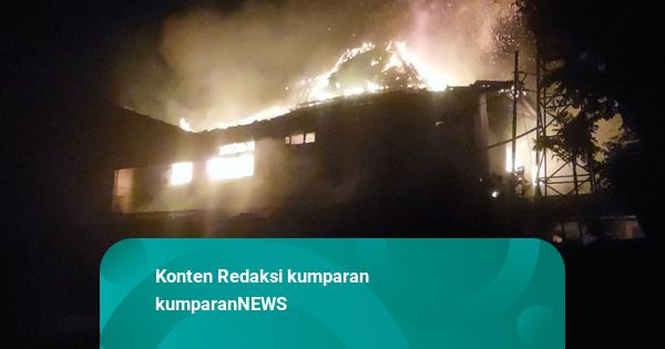 Massa Bakar Kantor Sekwan Gedung DPRD Solo