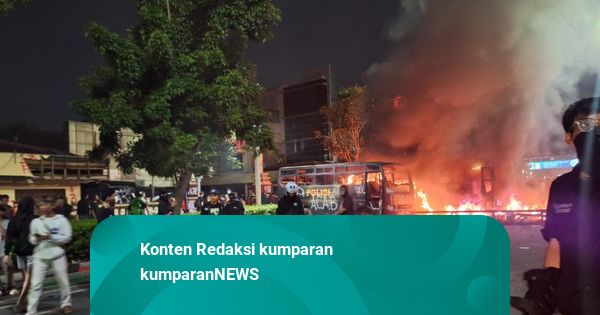 Massa Bakar Bus 2 Polisi lalu Jarah Markas Gegana di Jakpus