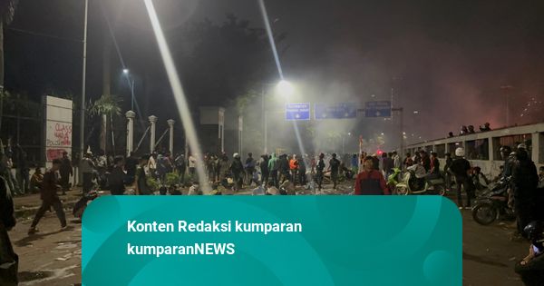 Pukul 4 Pagi, Massa di DPR Berangsur Sepi, Sebagian Masih Ribut dengan Polisi