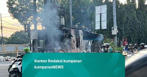 Pos Polisi Kalibata Hangus Dibakar, Lampu Lalu Lintas Pun Rusak