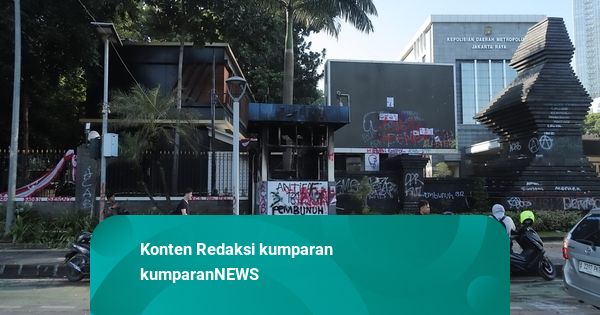 Perih Gas Air Mata Masih Terasa di Sekitar Polda Metro Jaya Sabtu Pagi