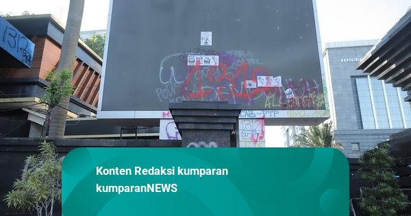 Foto: Puing dan Vandalisme Usai Kerusuhan di Polda Metro Jaya