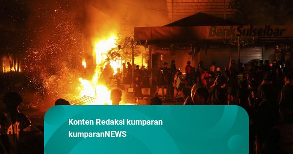 Foto: Si Jago Merah Lahap Gedung DPRD Makassar Usai Dibakar Massa
