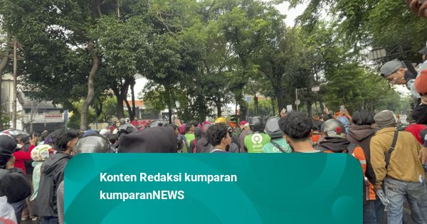 Massa di Kwitang Kembali ke Area Mako Brimob, Jalan Ditutup Lagi
