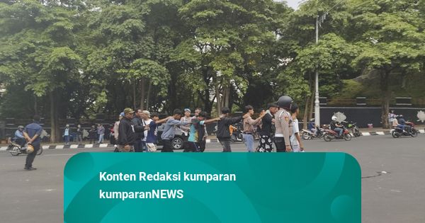 Polda Jateng Diserang Massa, Dilempari Batu Hingga Kayu