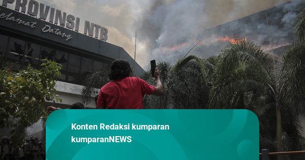 Foto: Petugas Damkar Berjibaku Memadamkan Api yang Membakar di DPRD NTB