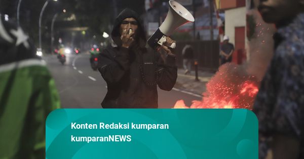 Foto: Pembakaran oleh Massa HMI di Depan NasDem Tower