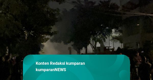 Massa di Kwitang Masih Bertahan: Tembakkan Petasan ke Mako Brimob Polda Metro