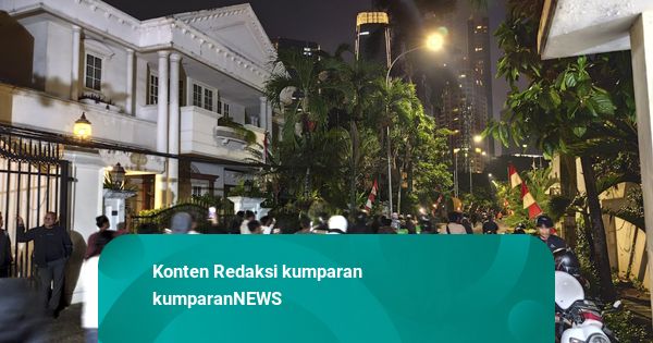 Massa Datangi Rumah Eko Patrio