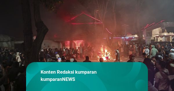 Polisi: Terbakarnya Gedung Grahadi Surabaya karena Lemparan Bom Molotov