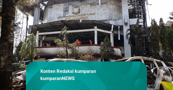 Foto: Gedung Pemerintahan di Berbagai Daerah yang Dibakar Massa