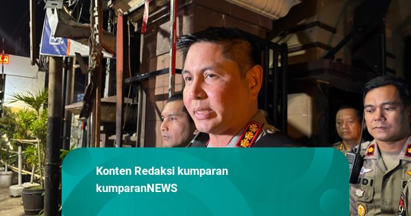 14 Mobil Milik Warga & Polisi Dibakar Massa saat Serang Polres Jaktim