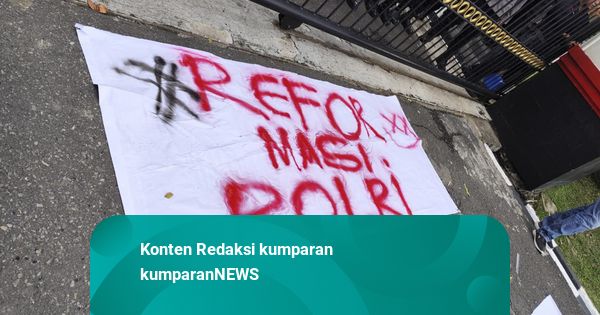 Massa Mahasiswa Gelar Aksi di Polda Sumut, Bawa Poster 'Reformasi Polri'