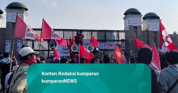Massa GMNI, HMI, dan BEM Nusantara Mulai Padati Gedung DPR