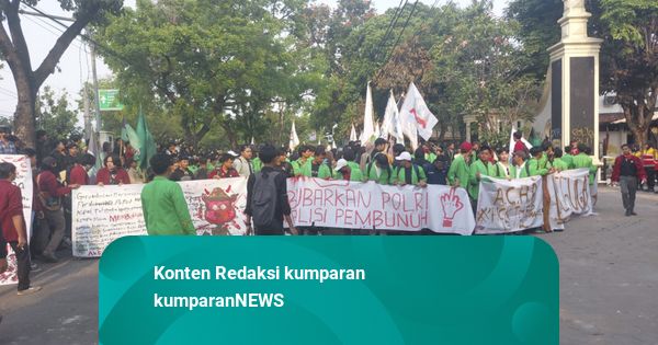 Massa Mahasiswa Solo Raya Demo: Bawa Spanduk 'Bubarkan Polri' & 'Reformasi DPR'