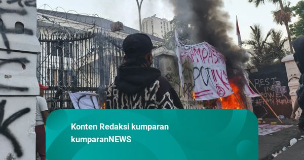 Demo di Bandung Memanas, Massa Bakar Gerbang DPRD dan Lempar Molotov