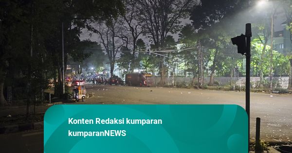 Polisi Pakai Gas Air Mata-Lantunan Selawat Bubarkan Massa di Depan DPRD Jabar
