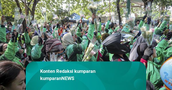 Foto: Bunga-bunga di Tengah Aksi Damai Ojol di Kawasan Monas