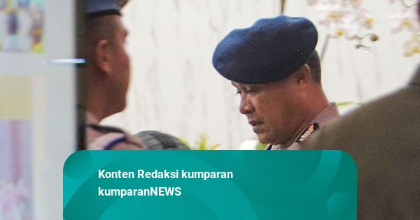 Foto: Kompol Cosmas Kaju Gae Tertunduk Usai Dipecat dari Polri