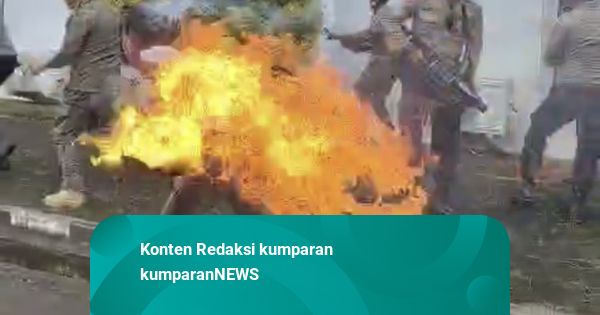 2 Mahasiswa Terbakar saat Demo di Depan DPRD Seram Timur