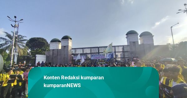 Mahasiswa Demo di Depan DPR Sore Ini, Serukan 'Selamatkan Indonesia'