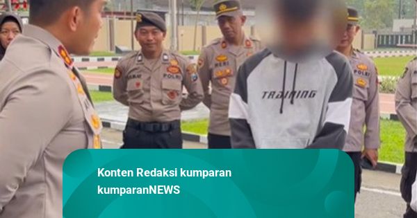 Para Pemuda Kembalikan Barang Jarahan Demo Kantor DPRD Blitar ke Polisi