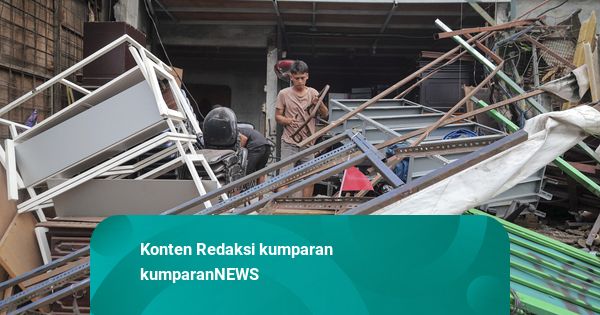 Foto: Ruko di Kawasan Menteng Atas Porak-Poranda Usai Ditabrak Bus Transjakarta