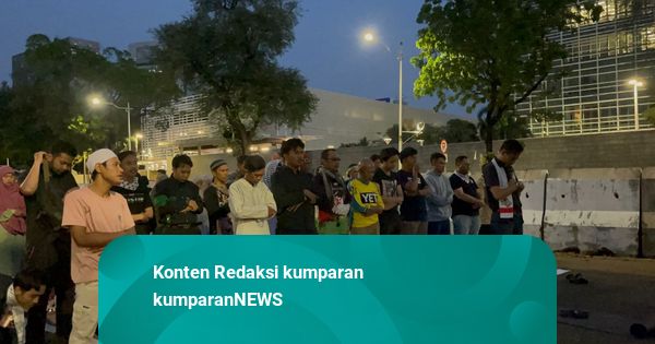 Foto: Momen Massa Aksi Bela Palestina Salat Berjemaah di Depan Kedubes AS