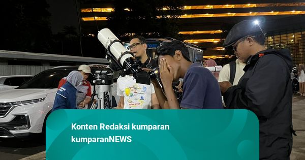 Warga Padati Taman Ismail Marzuki, Antusias Melihat Blood Moon Malam Ini