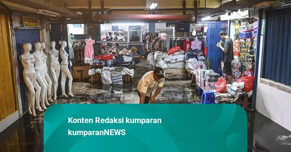 Foto: Imbas Proyek Drainase Belum Rampung, Pasar Cipulir Tergenang Air