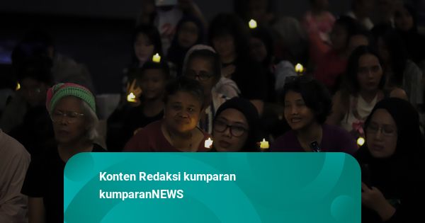 Foto: Nyala Lilin untuk Demonstran yang Meninggal Dunia