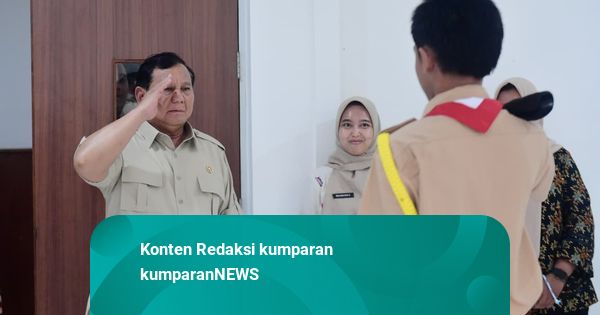 Setkab Unggah Foto Prabowo Terima Surat Siswa Sekolah Rakyat: Tunggu Kami ya Pak