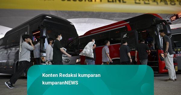 Foto: Momen Haru saat Pemulangan 300 Warga Korsel yang Ditahan di AS