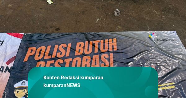 Saat Massa Berpakaian Putih Demo di Depan DPR, Tolak Diksi 'Reformasi Polri'