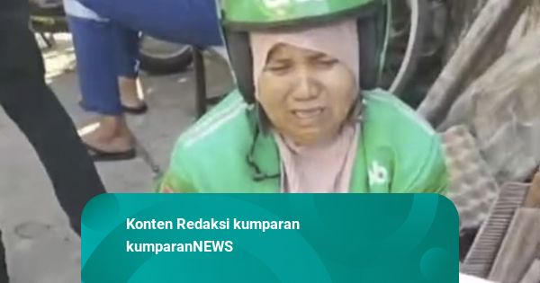 Tangis Emak-emak Ojol di Makassar Lihat Motornya Dibakar Massa yang Tawuran