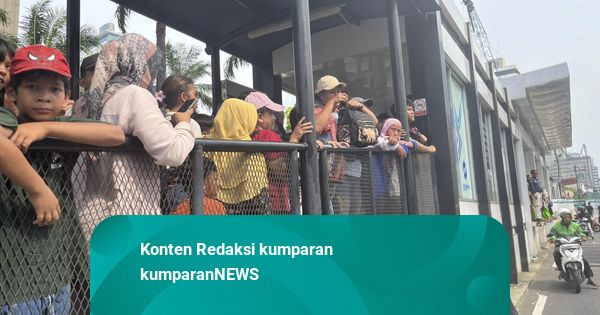 Halte TransJakarta Kebon Sirih Dipenuhi Warga yang Pulang dari HUT TNI di Monas