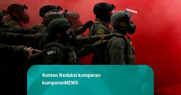 Foto: Aksi Unjuk Rasa di Kantor Imigrasi dan Bea Cukai AS Ricuh