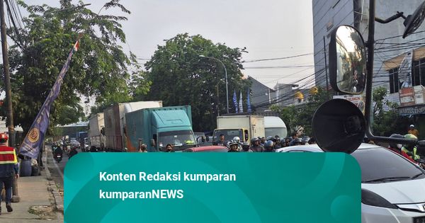 Bekasi Sore Ini Masih Macet Imbas Truk Tabrak Baliho Pagi Tadi