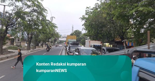 Sopir Terjebak Macet Imbas Truk Tabrak Baliho di Bekasi: Bensin Habis 30 Liter