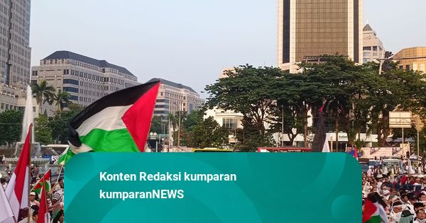 Massa Aksi Bela Palestina Padati Patung Kuda, Jalan Merdeka Selatan Ditutup